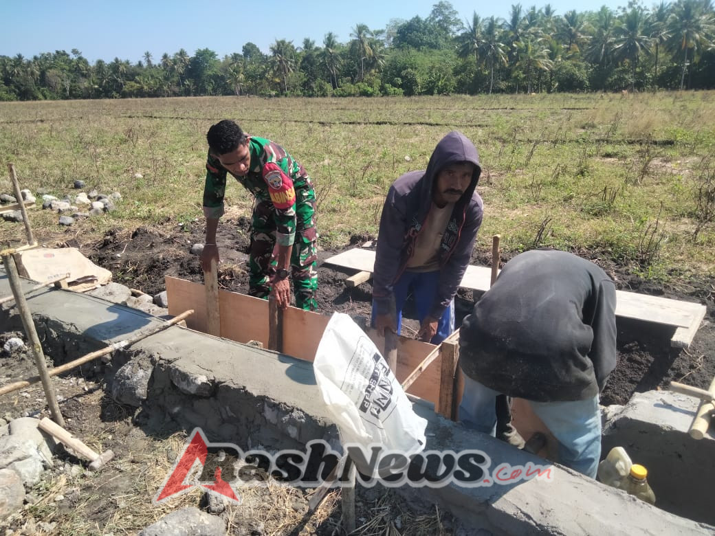 Wujud Nyata Kepedulian TNI, Babinsa Pratu Paskalis Dampingi Warga Maurole Bangun Irigasi