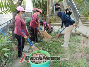 Babinsa bersama Perangkat Desa serta Warga Gelar Kerja Bakti Jum’at Bersih di Desa Dauh Puri Kaja