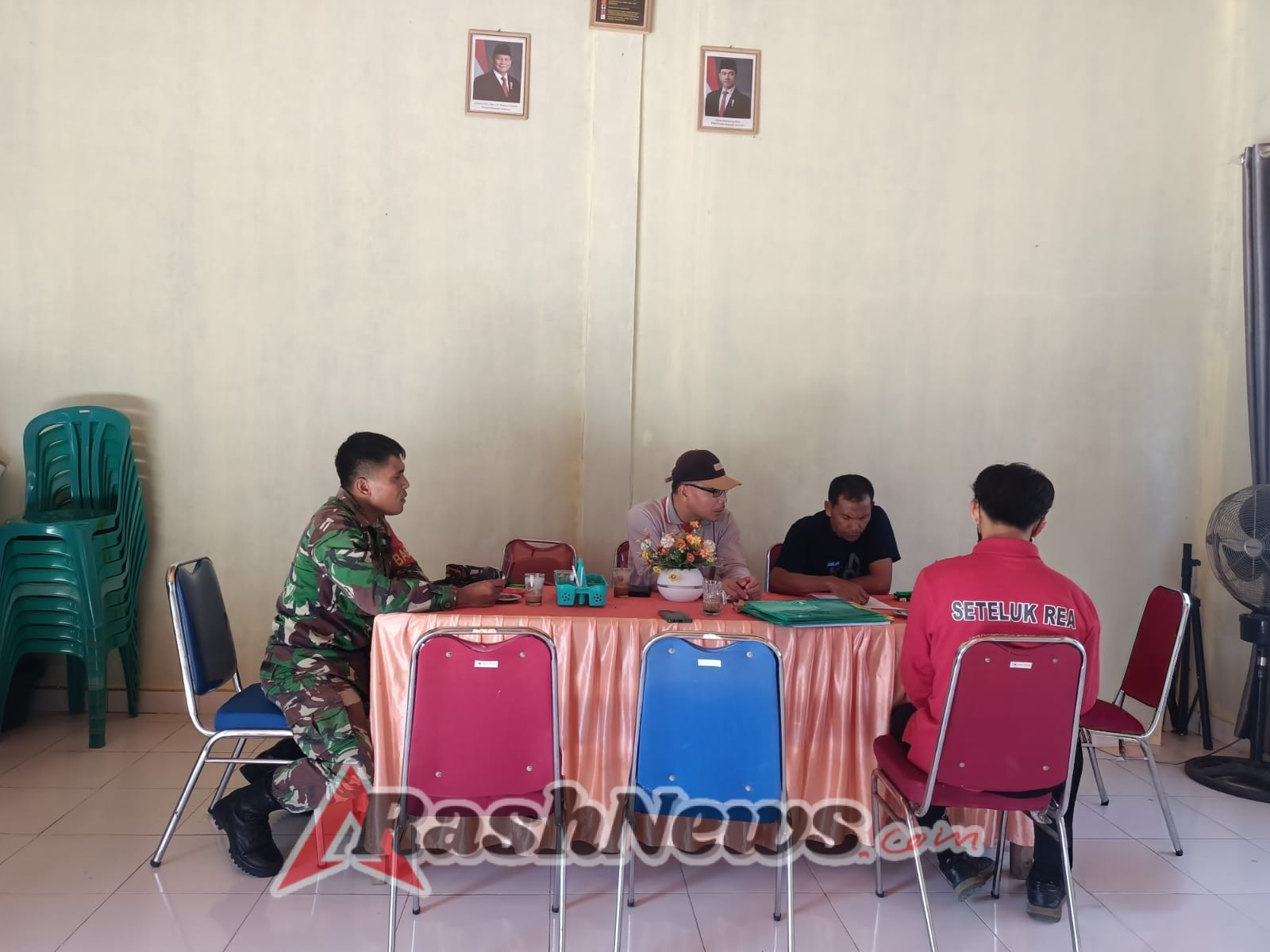 Babinsa Koramil 1628-03/Seteluk Dorong Warga Seteluk Rea Jaga Keamanan dan Kebersihan Desa