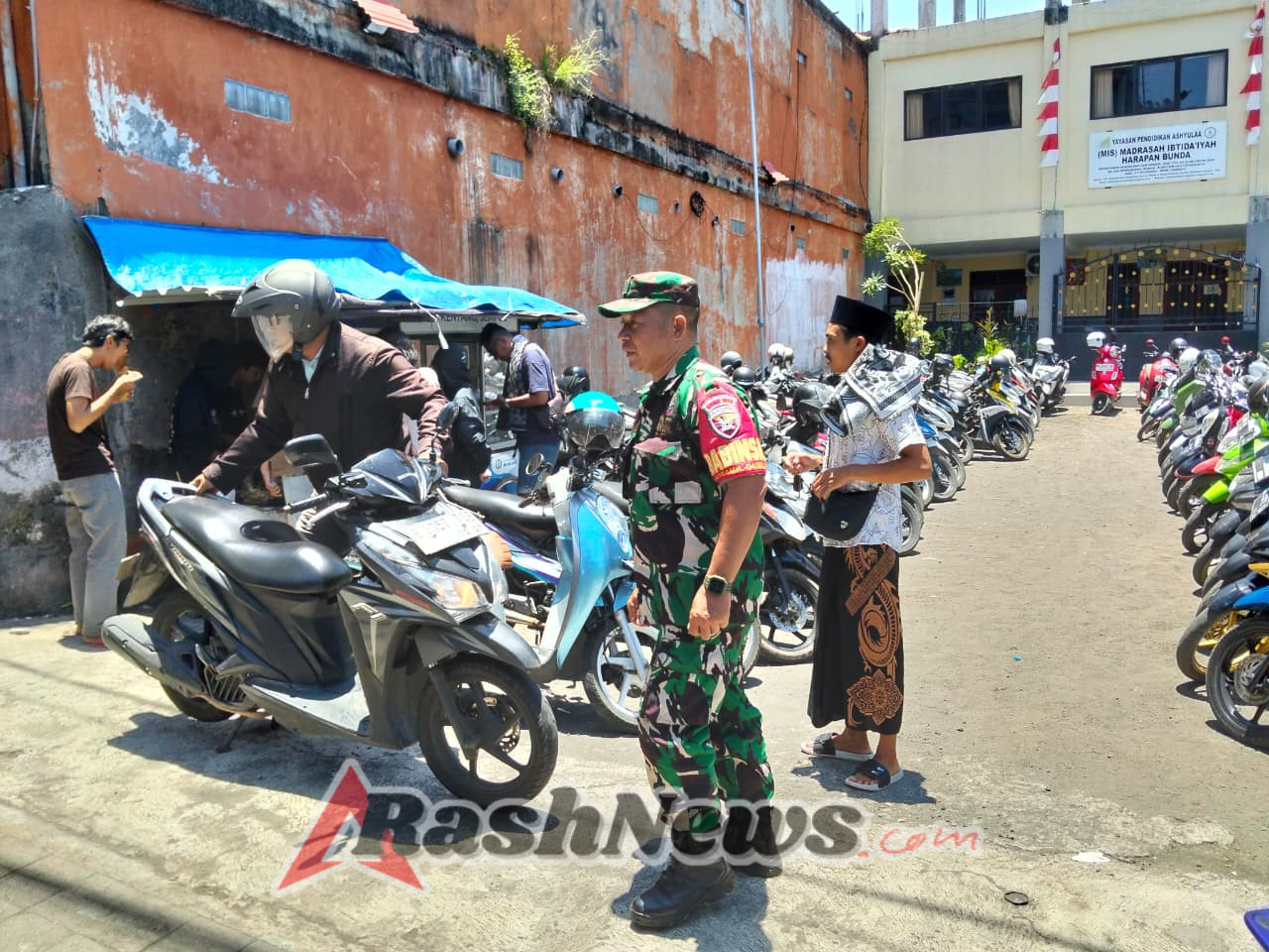 Babinsa Koramil 1616-04/Blahbatuh Jaga Kondusifitas Ibadah Umat di Masjid Nurul Yaqin