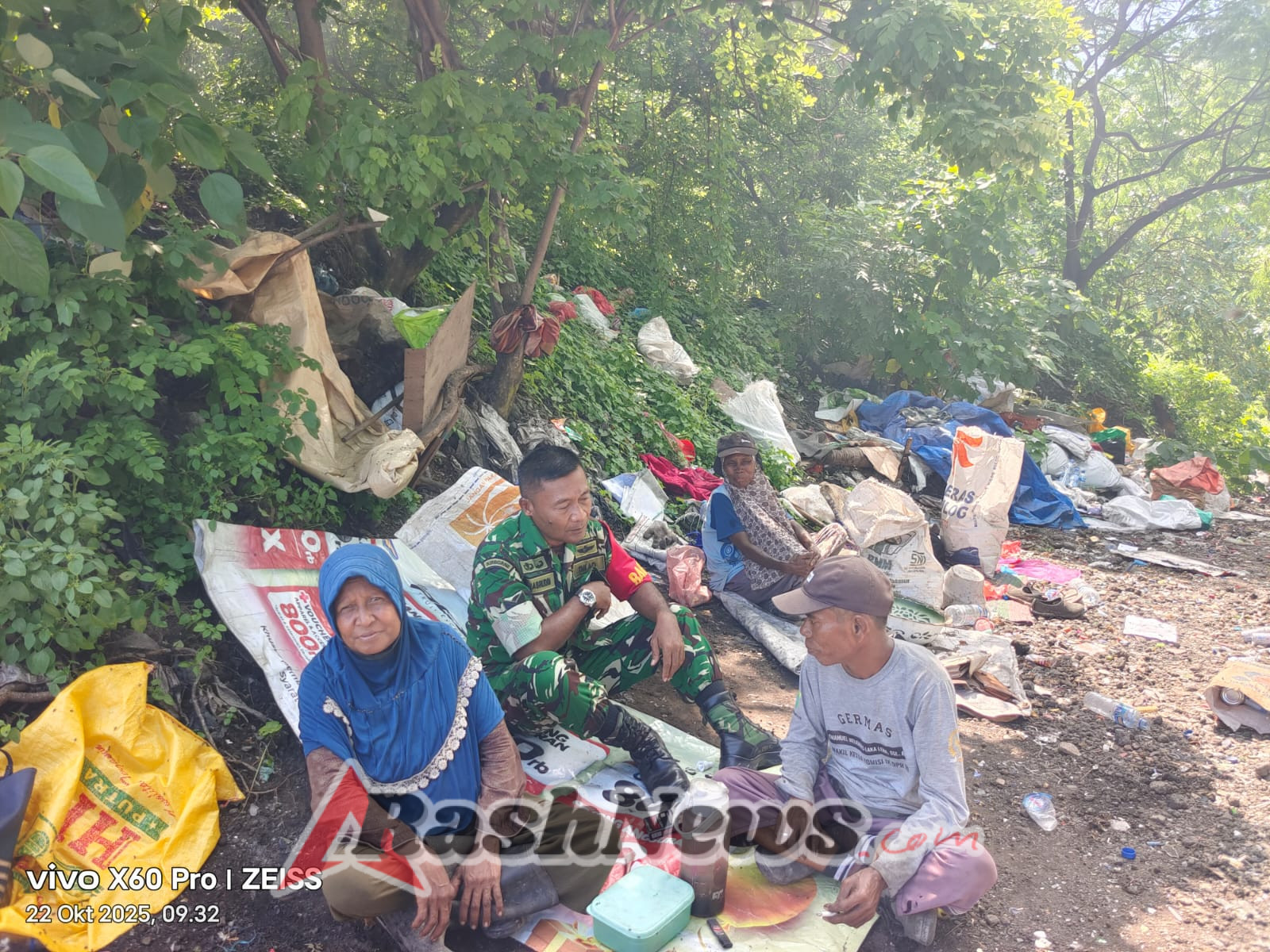 Babinsa Koramil 1602-01/Ende Giat Komsos dan Pamwil di Kelurahan Tanjung