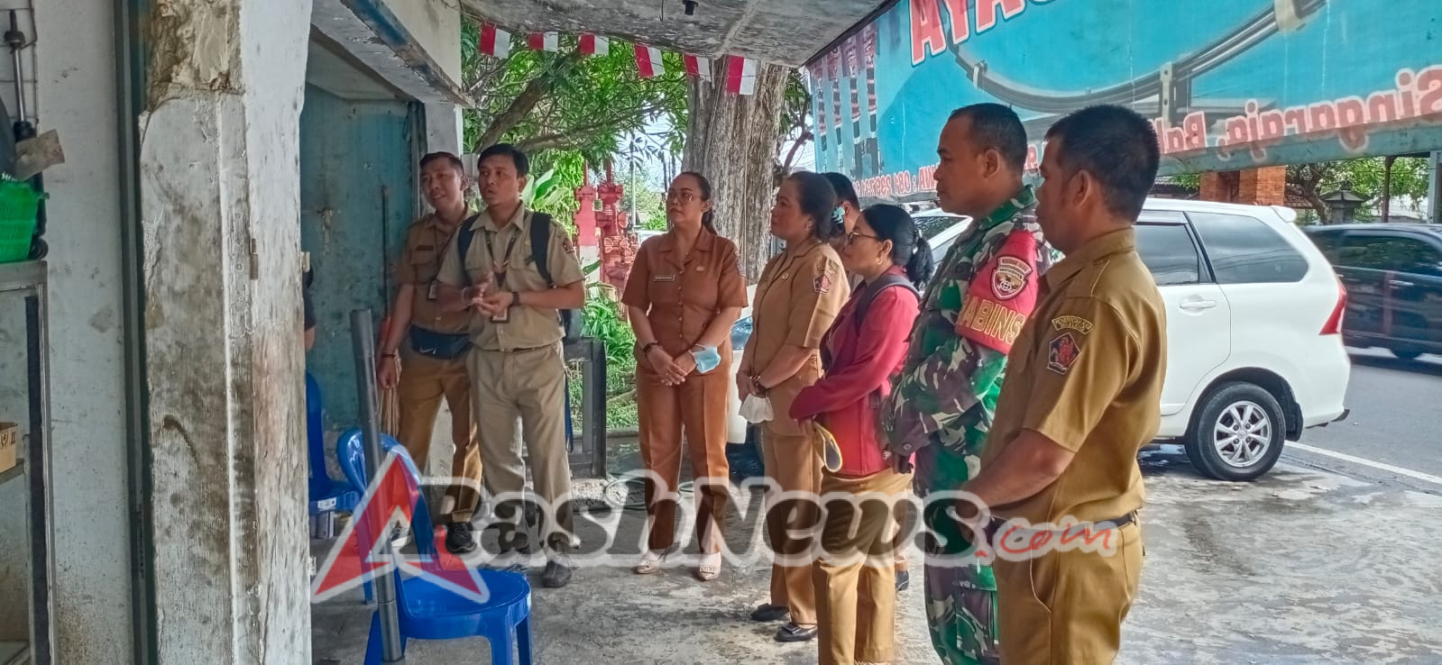 Peduli Lingkungan, Babinsa Beratan Turut Pantau Kepatuhan Pelaku Usaha terhadap Aturan Limbah