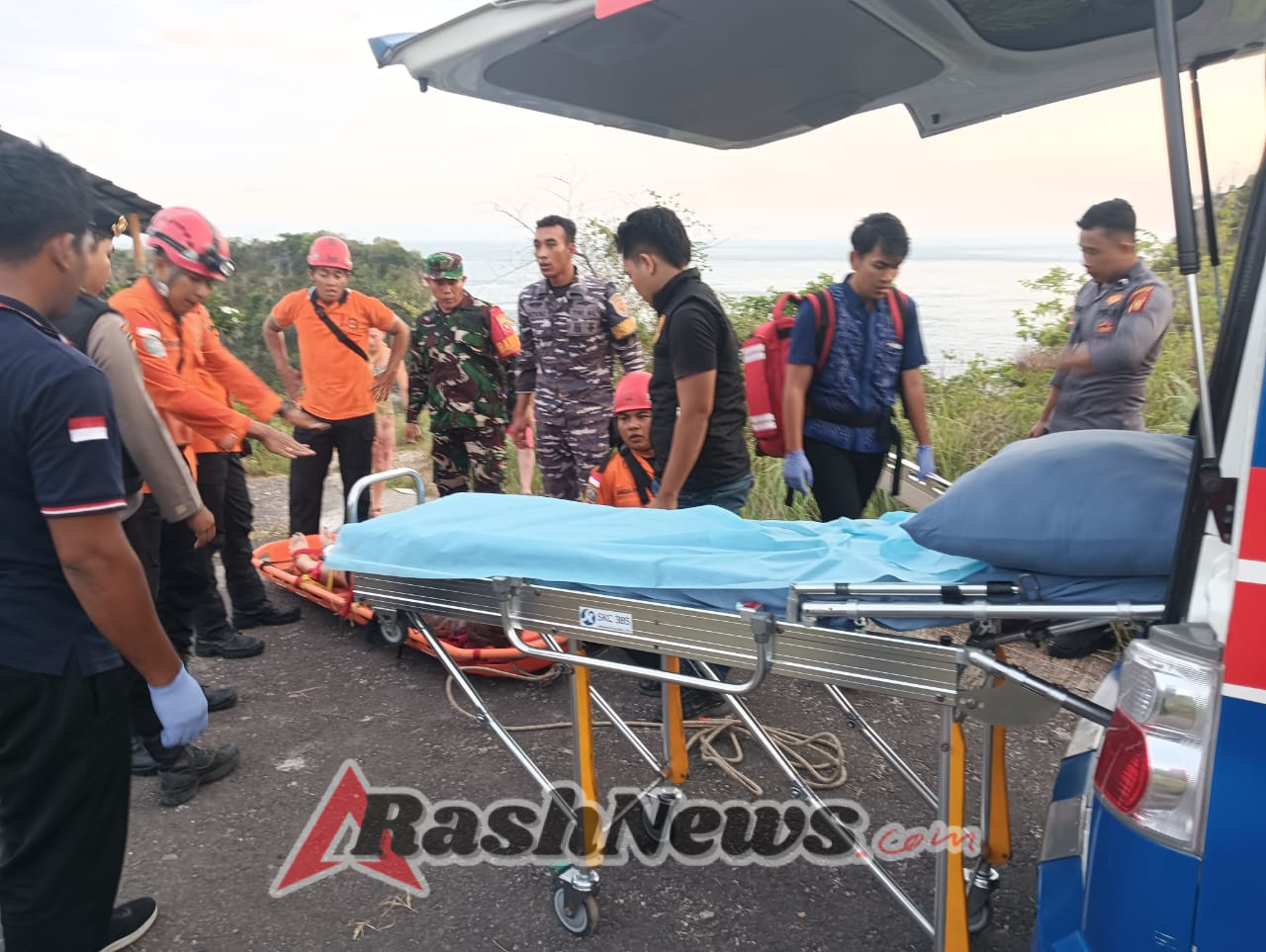 WNA Asal USA Tergelincir Di Atuh Beach,  Koramil Nusa Penida Bersama Tim Sar Gabungan Sukses Lakukan Evakuasi