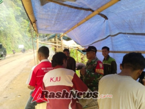 Babinsa Kopka Edwin D.P Dampingi Masyarakat Saat Portal Buka Tutup Jalan Trans Ende-Maumere