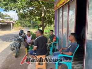 Wujud Kepedulian TNI, Babinsa Omesuri Laksanakan Komsos di Wilayah Binaan