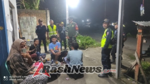 Amankan Wilayah Binaan Malam Hari, Babinsa Keliling Desa Patroli Malam