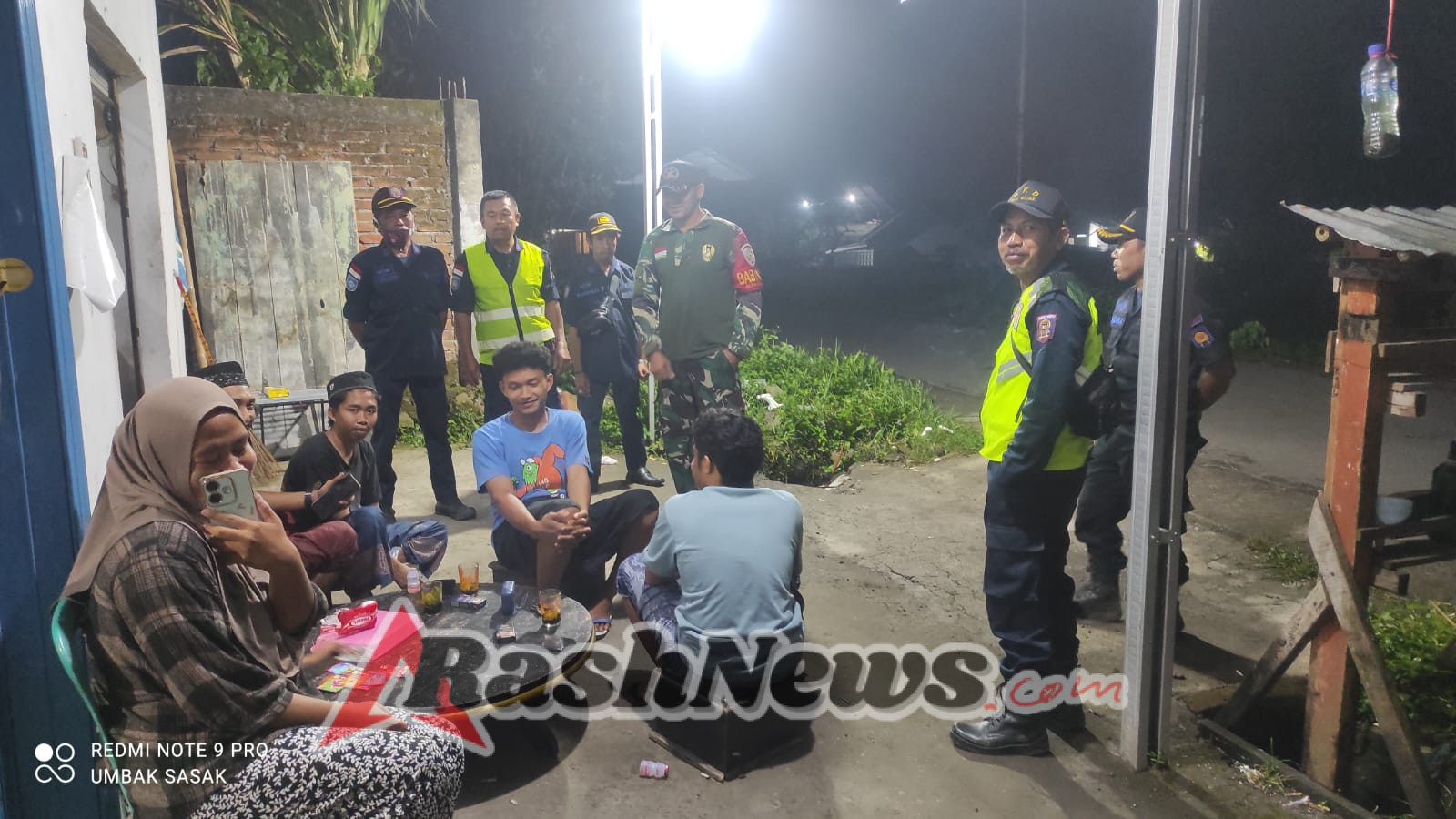Amankan Wilayah Binaan Malam Hari, Babinsa Keliling Desa Patroli Malam