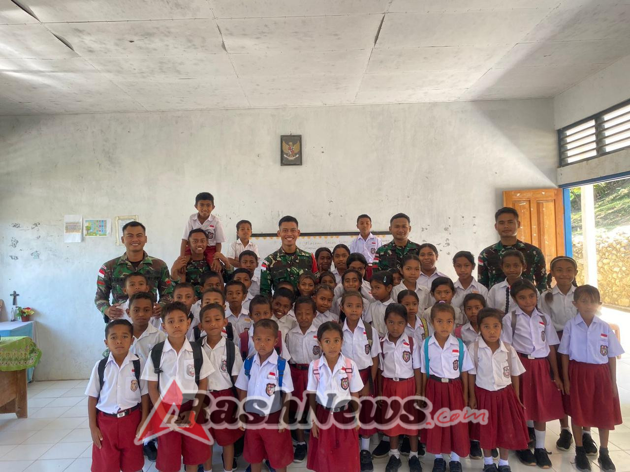 Satgas Pamtas RI-RDTL Yonarmed 12 Kostrad Berbagi Bubur Kacang Hijau kepada Masyarakat Perbatasan