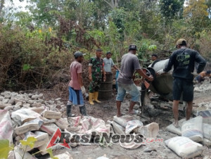 Babinsa Sertu Donatus Kiri Ajak Warga Desa Mausambi Jaga Keamanan dan Semangat Gotong Royong