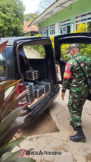 Babinsa Rote Timur Dampingi Pembagian Makanan Bergizi untuk 1.709 Siswa di Papela