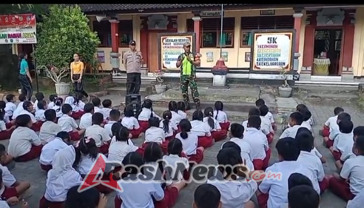 Babinsa dan Bhabinkamtibmas Bangun Karakter Siswa SD Lewat Sosialisasi Hukum