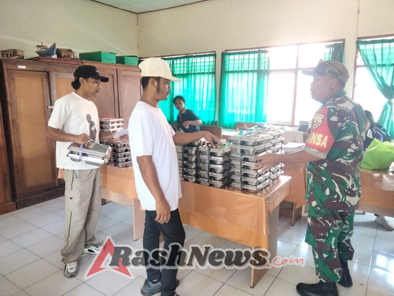 Babinsa Desa Sangsit Aktif Dampingi Siswa SD N 9 Sangsit Nikmati Program MBG Pemerintah