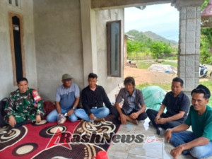 TNI Dekat dengan Rakyat, Babinsa Koramil 1628-01/Taliwang Gencarkan Komsos dan Pantau Kondisi Wilayah