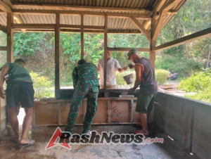 Anggota Kodim 1612/Manggarai Laksanakan Rehap Rumah Tidak Layak Huni di Desa Riung
