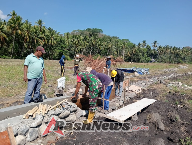 Babinsa Maurole Pantau Pengerjaan Saluran Irigasi dan Lakukan Komsos dengan Warga