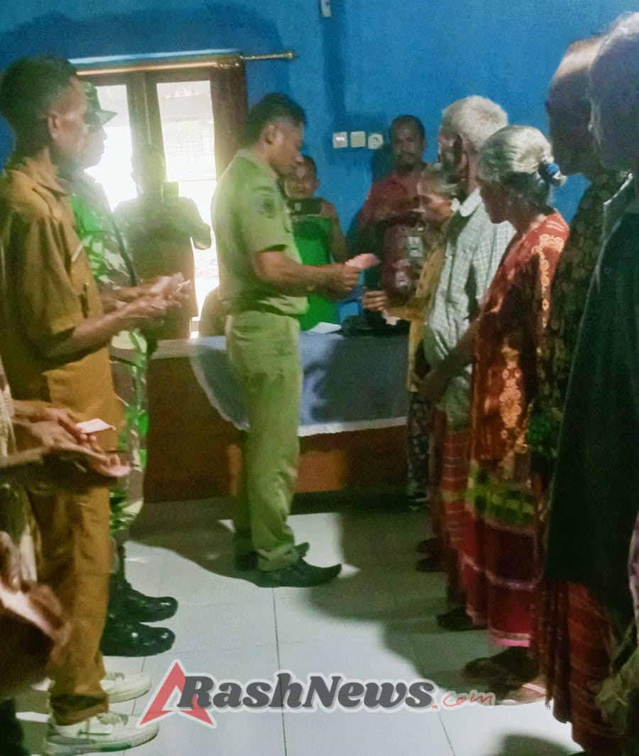 Babinsa Binafun Bersama Pemerintah Desa Salurkan BLT Tepat Sasaran