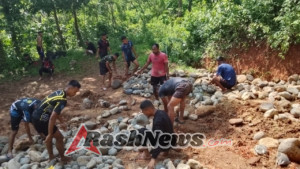 Semangat Gotong Royong Warnai Kegiatan TMMD ke-126 Kodim 1612/Manggarai di Desa Rado