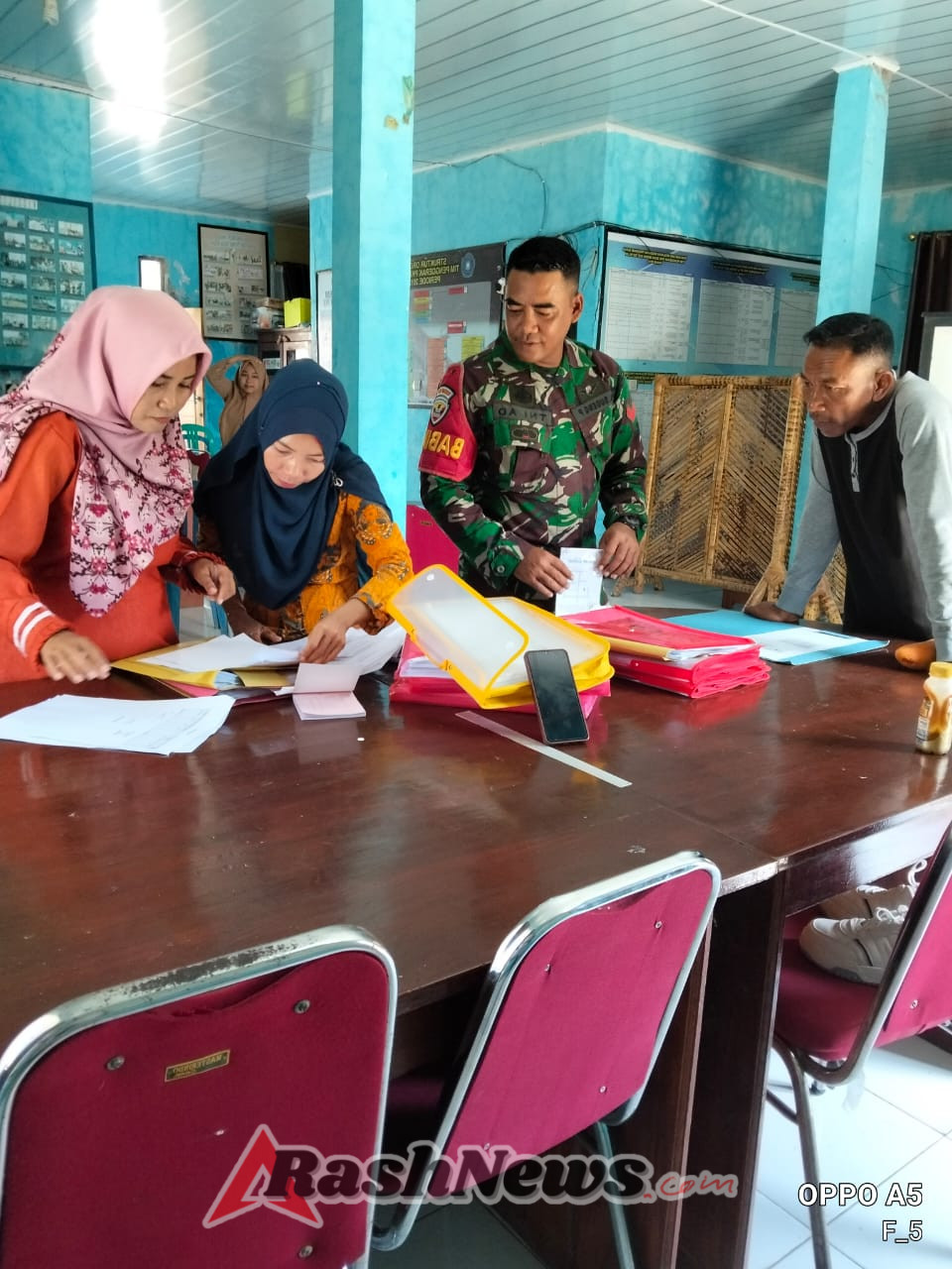 TNI Hadir untuk Rakyat, Babinsa Desa Seran Aktif Dukung Program Bansos Pemerintah