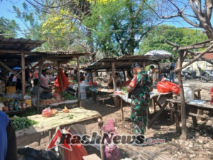 Babinsa Imbau Pedagang dan Pengunjung Pasar Jaga Kebersihan Lingkungan