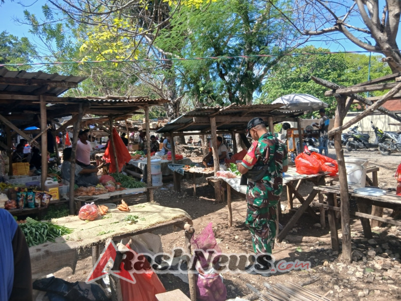 Babinsa Imbau Pedagang dan Pengunjung Pasar Jaga Kebersihan Lingkungan