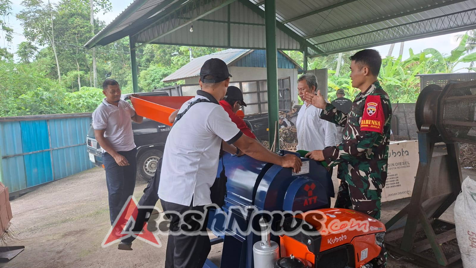 Atensi Pemasangan Mesin Pemilah Sampah, Babinsa Manduang Dukung Peningkatan Tata Kelola Sampah