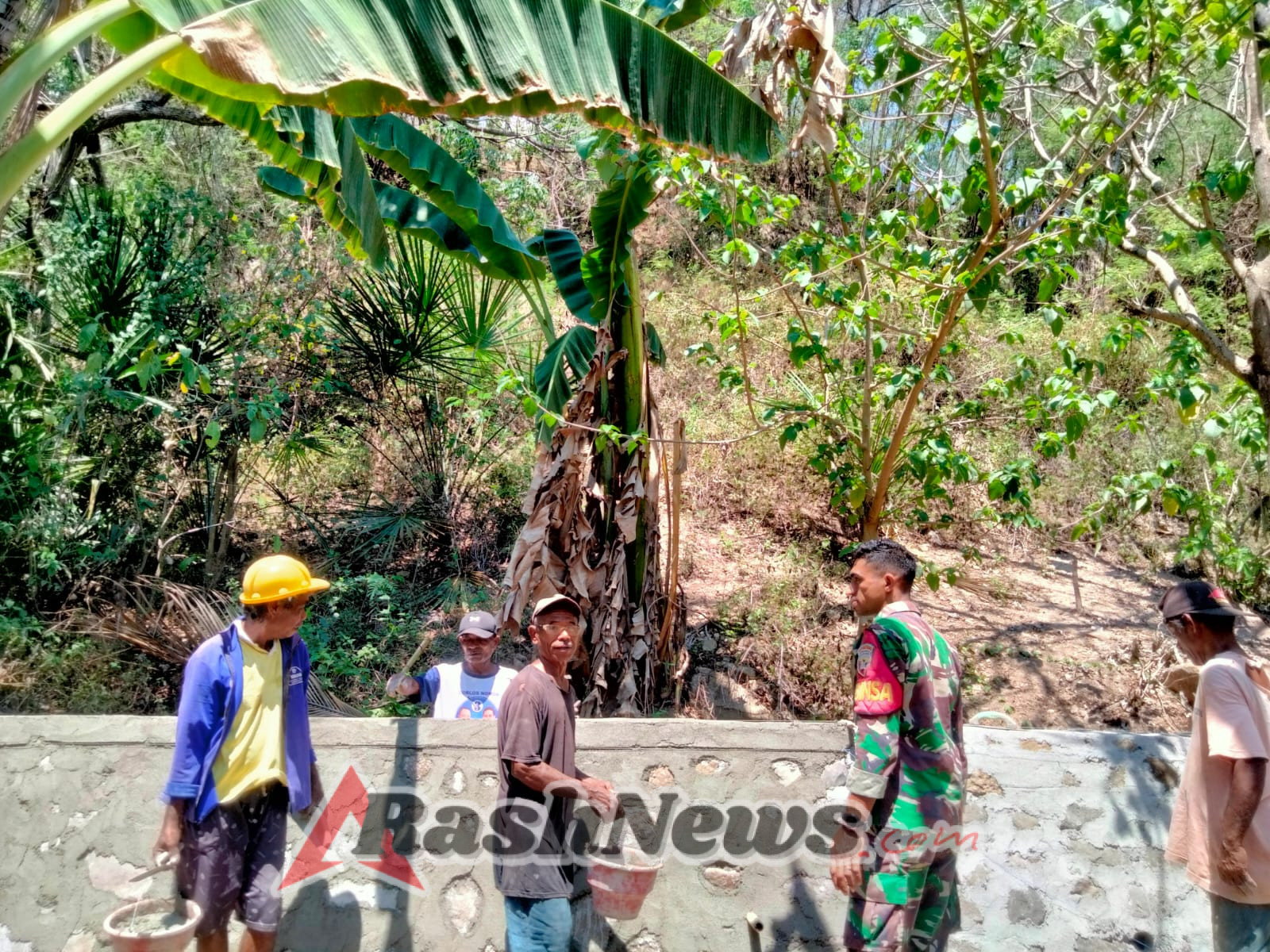 Babinsa Kodim 1602/Ende Aktif Dukung Pembangunan dan Keamanan Wilayah