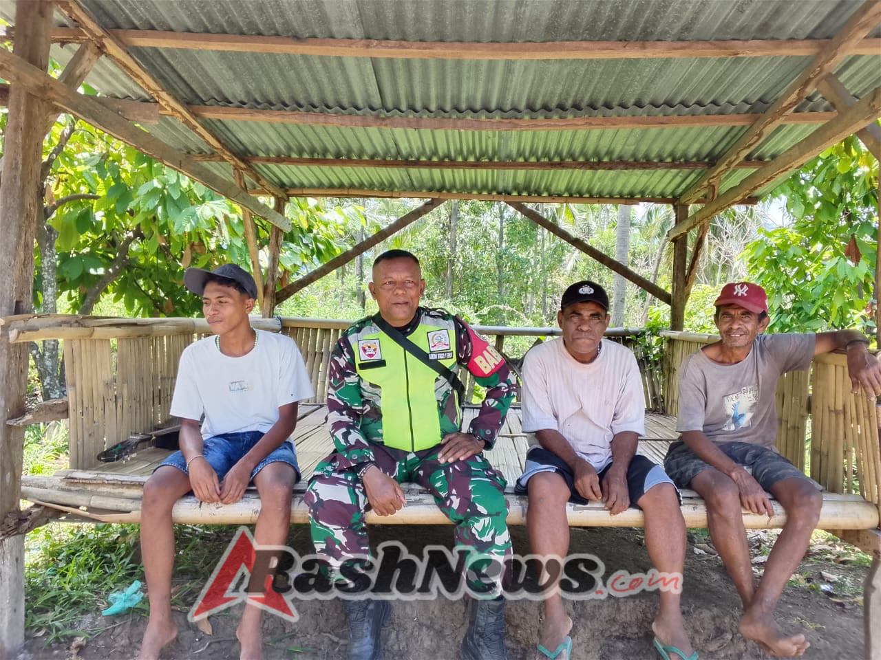 Wujudkan Kemanunggalan TNI-Rakyat, Babinsa Ende Laksanakan Pamwil di Kecamatan Wolowaru