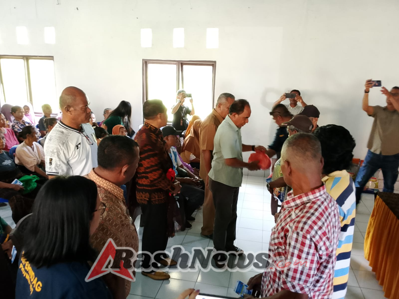 Babinsa Bersinergi dengan Polsek Amankan Penyerahan Paket Sembako di Wolowaru