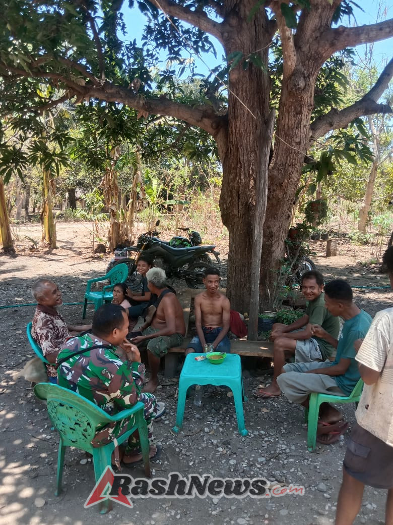 Babinsa Manubelon Jalin Komsos Dengan Tokoh Masyarakat Setempat