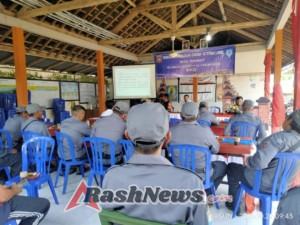 Dukung peningkatan kapasitas Linmas, Babinsa 1623-04/Sidemen berikan latihan PBB.