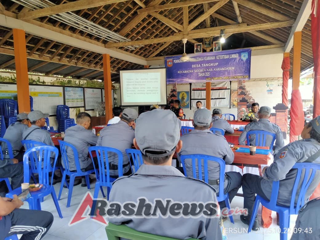 Dukung peningkatan kapasitas Linmas, Babinsa 1623-04/Sidemen berikan latihan PBB.