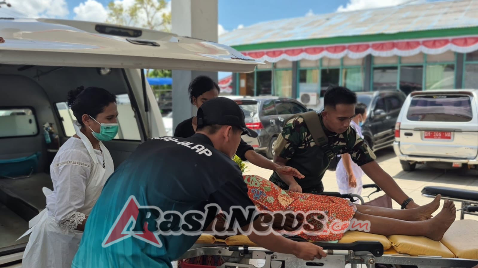 Kesigapan Prajurit Satgas Pamtas Yonarhanud 2 Kostrad Membantu Warga Hendak Melahirkan