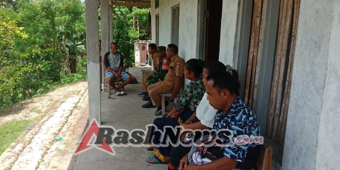 Babinsa Koramil 01/Loli Laksanakan Komsos dengan Warga Desa Bondotera