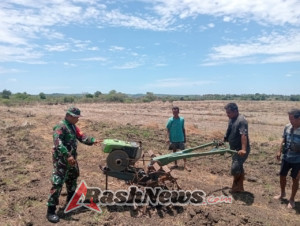 Babinsa Pantai Baru Dukung Program OPLA, Tinjau Lahan Kurang Produktif di Desa Lakamola