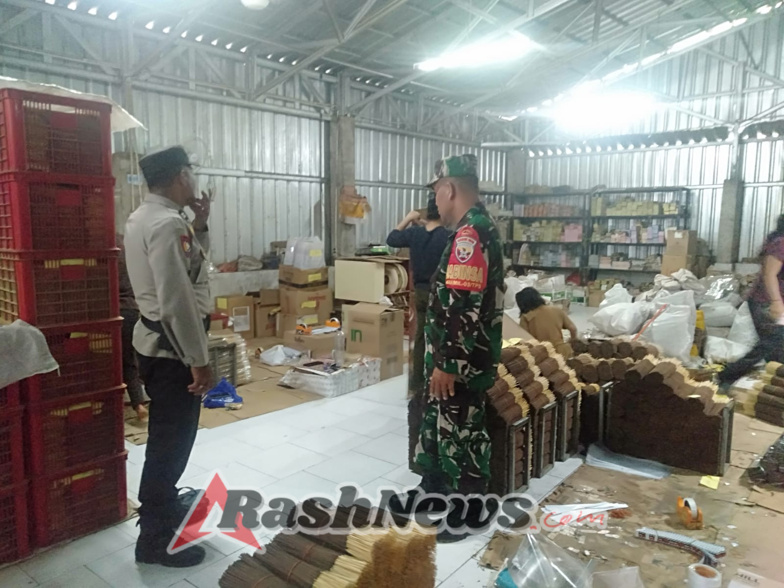 Komsos Humanis Babinsa dengan Pelaku Usaha Dorong Partisipasi Jaga Keamanan Desa