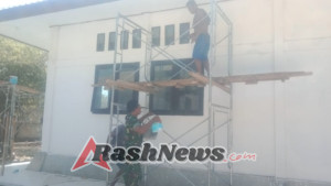 Tingkatkan Kepedulian Sosial, Babinsa Koramil 1627-03/Batutua Bantu Renovasi Rumah Ibadah