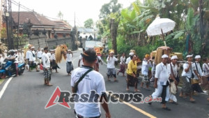 Babinsa 1623-01/Karangasem hadir ditengah-tengah masyarakat amankan upacara keagamaan.