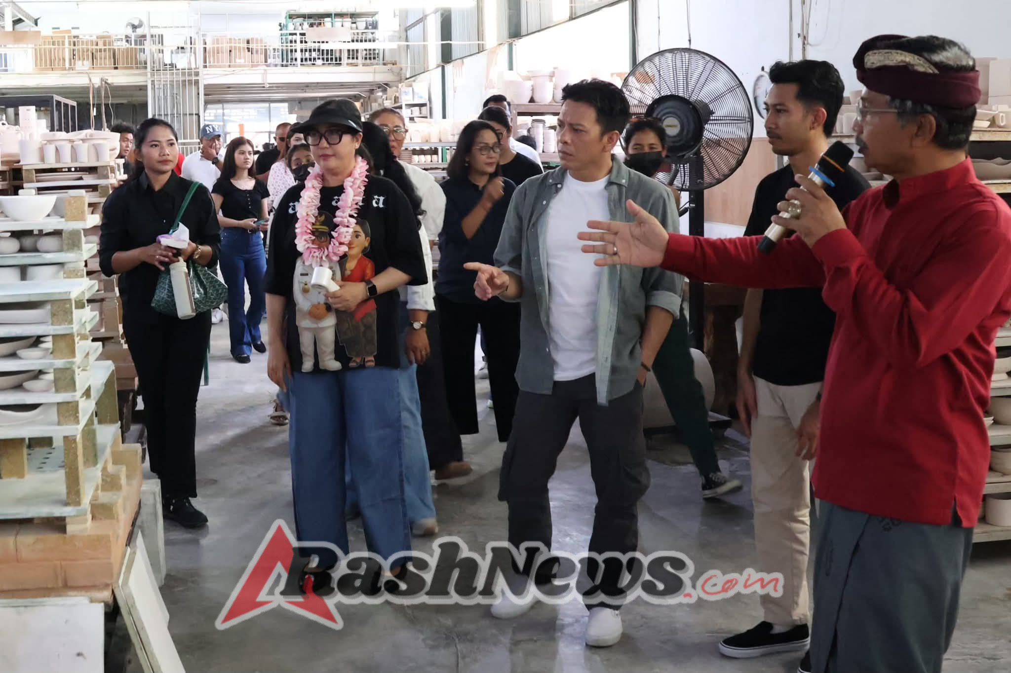 Ketua Dekranasda Tabanan Ny. Rai Wahyuni Sanjaya Dampingi Ariel NOAH Kunjungi Cemara Ceramic, Apresiasi Karya Perajin Lokal