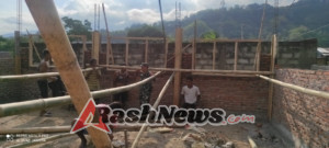 Sertu Muksin dan Babinsa Wolowaru Dukung Pembangunan Rumah Masyarakat Desa Maubasa Timur