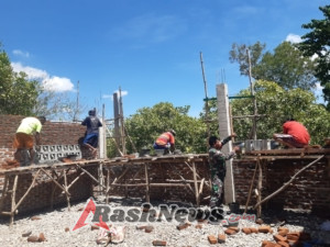 Babinsa Koramil Halilulik Bersama Warga Gotong Royong Bangun Rumah Ibadah
