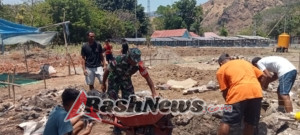 Babinsa Koramil 1618-03/Insut Turun Langsung Gotong Royong Bangun Rumah Warga