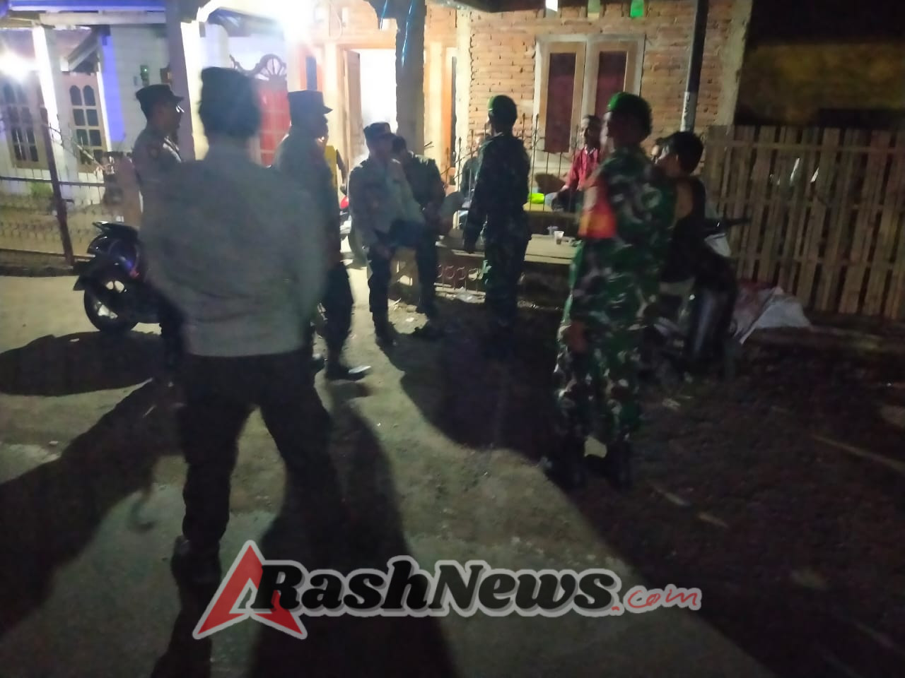 Babinsa Koramil Bolo Berikan Imbauan Kamtibmas Saat Ronda Malam di Empat Desa
