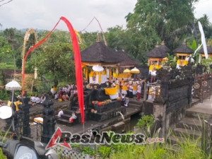 Babinsa Semarapura Kauh Kawal Piodalan, Ciptakan Keamanan Serta Kemanunggalan TNI Rakyat