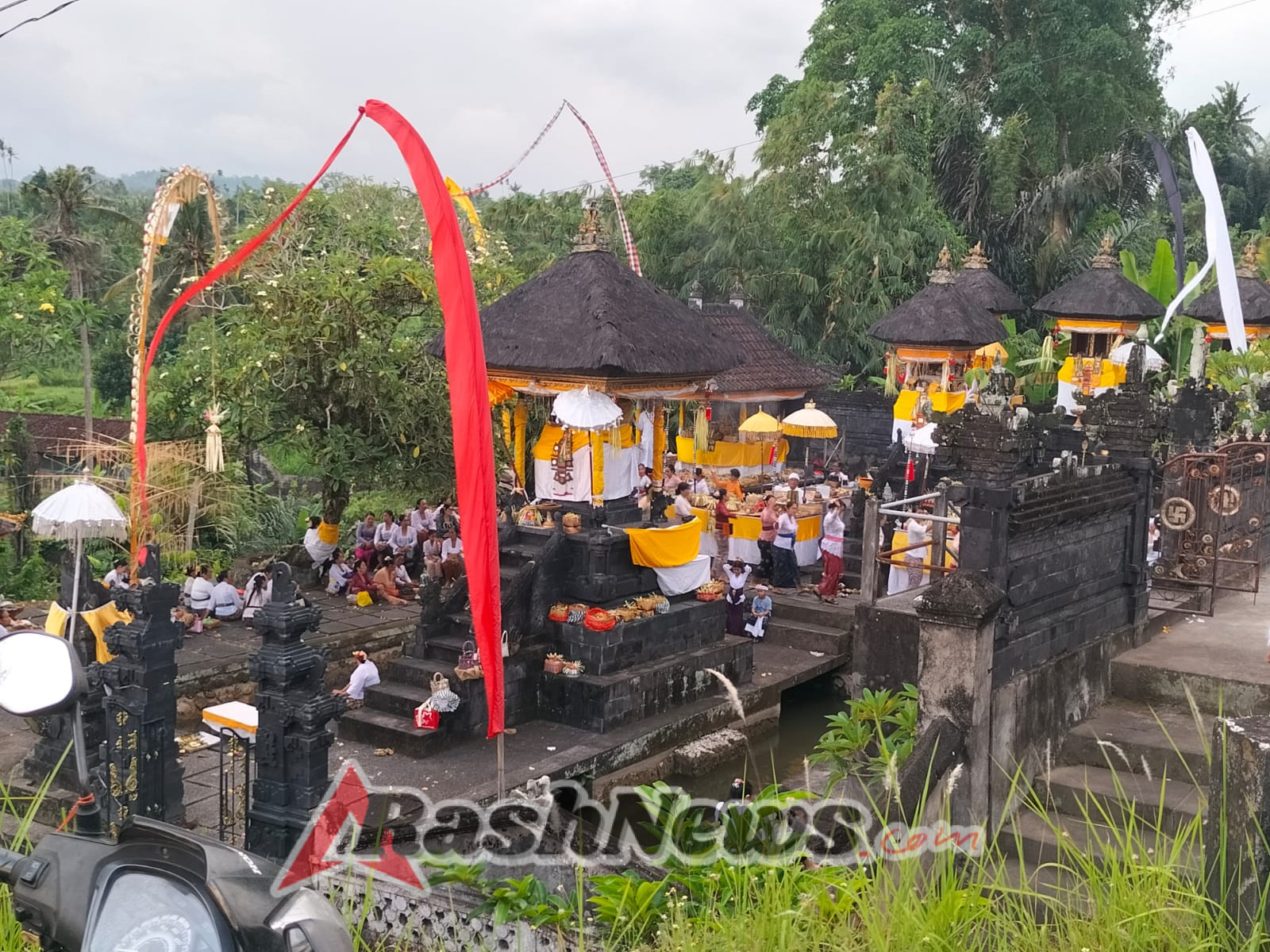 Babinsa Semarapura Kauh Kawal Piodalan, Ciptakan Keamanan Serta Kemanunggalan TNI Rakyat