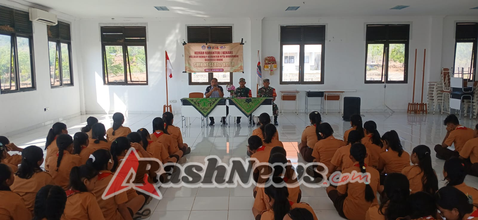 Tanamkan rasa cinta tanah air, Anggota Koramil 1623-08/Kubu berikan materi wasbang siswa-siswi SMK N 2 Kubu.