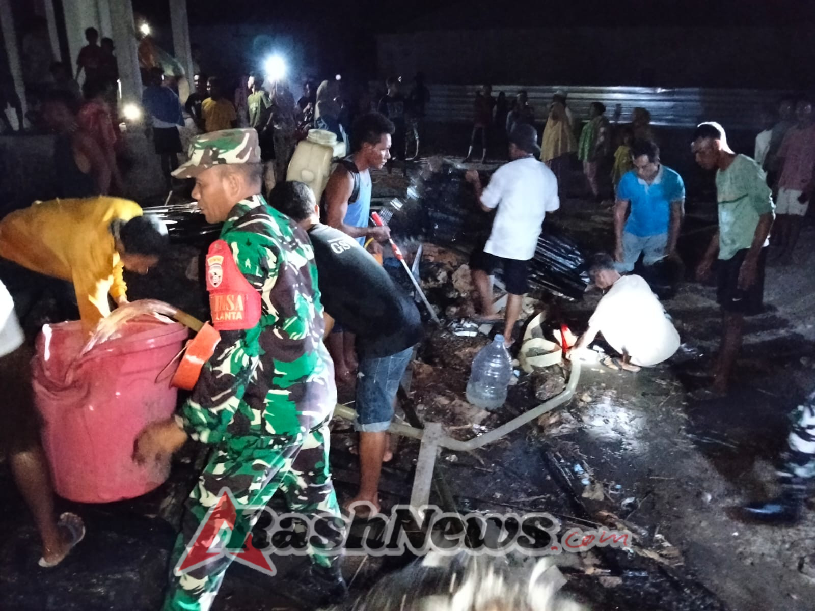 Koramil 03/Sape Bantu Pemadam Kebakaran, Amankan Wilayah dan Warga Saat Musibah Kebakaran MelandaKoramil 03/Sape Bantu Pemadam Kebakaran, Amankan Wilayah dan Warga Saat Musibah Kebakaran Melanda