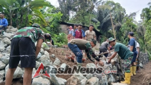 Demi Jalan Lebar untuk Warga, Inak Nur Turun ke Lapangan