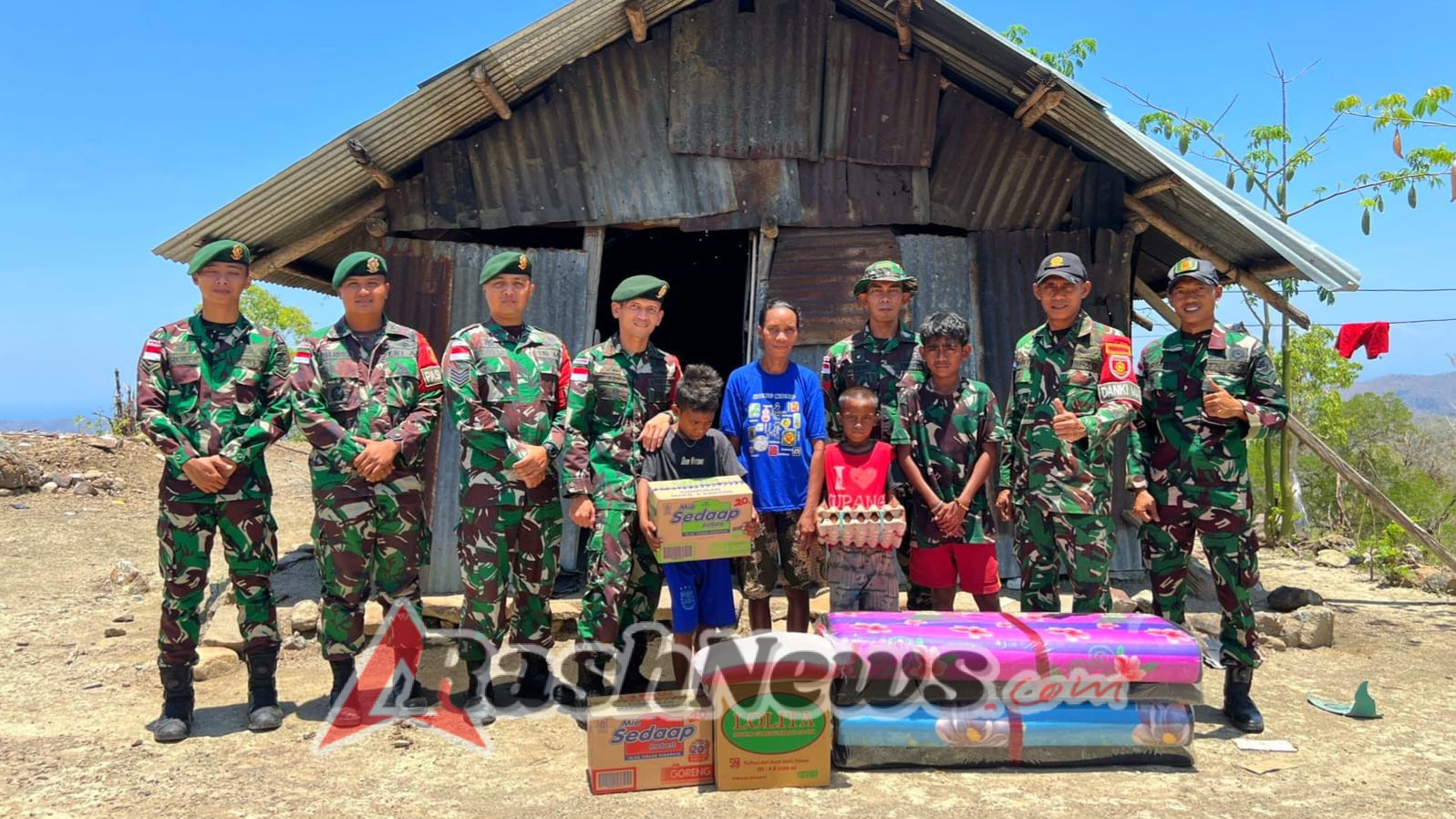 Sentuhan Kasih Prajurit Satgas Pamtas Yonarmed 12 Kostrad, Bantuan Sosial Warnai Kehangatan di Tapal Batas Negeri