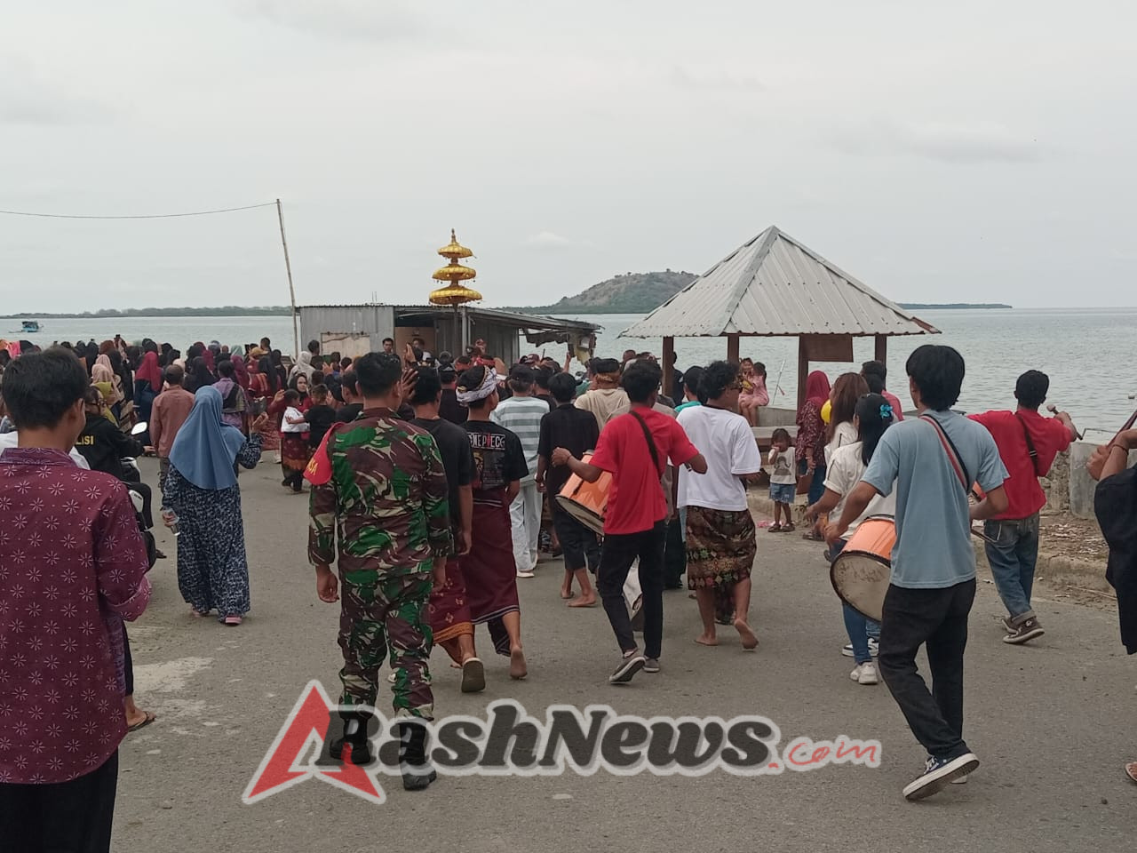Sertu Wiliadi Hadir Amankan Acara Adat Nyondolan di Desa Poto Tano