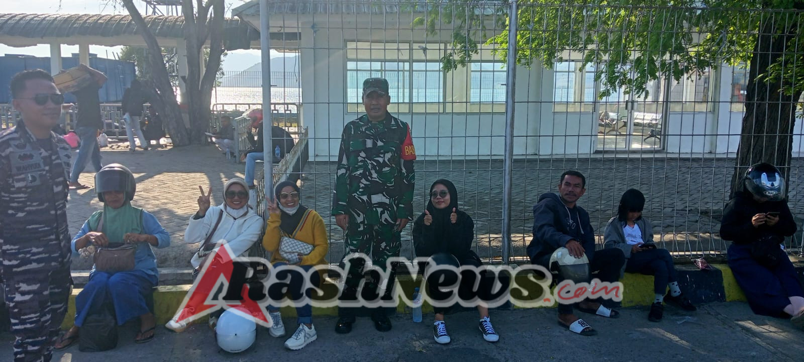 Aktivitas Penyeberangan Poto Tano Berjalan Aman Berkat Pengamanan Babinsa